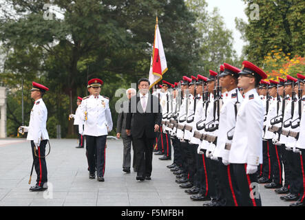 (151106)--Singapur, 6. November 2015 (Xinhua)--chinesischen Staatspräsidenten Xi Jinping (R, vorne), begleitet von sein Singapurischer Amtskollege Tony Tan Keng Yam, Bewertungen der Ehrenwache während einer Willkommenszeremonie vor ihrem Treffen in Singapur, 6. November 2015. (Xinhua/Ma Zhancheng) (mp) Stockfoto