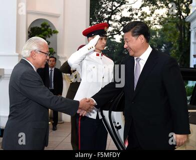 (151106)--Singapur, 6. November 2015 (Xinhua)--chinesischen Staatspräsidenten Xi Jinping (R, vorne) trifft sich mit sein Singapurischer Amtskollege Tony Tan Keng Yam in Singapur, 6. November 2015. (Xinhua/Rao Aimin) (mp) Stockfoto