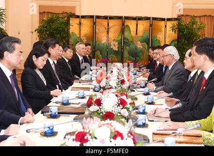 (151106)--Singapur, 6. November 2015 (Xinhua)--chinesischen Staatspräsidenten Xi Jinping (3. L) trifft sich mit sein Singapurischer Amtskollege Tony Tan Keng Yam (4. R) in Singapur, 6. November 2015. (Xinhua/Rao Aimin) (mp) Stockfoto