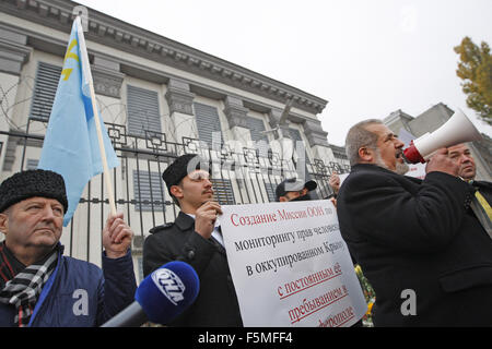 6. November 2015 - Kiew, Ukraine - der Vorsitzende des Mejlis der Krim-Tataren und der Präsident des World Congress of Crimean Tatars Refat Chubarov (R) während einer Protestaktion vor der russischen Botschaft in Kiew, Ukraine, 6. November 2015. Sie versammelt, um der Krimtataren zu unterstützen, mit anspruchsvollen, die Menschenrechte einzuhalten und für die Befreiung der politischer Gefangenen auf der Krim. (Kredit-Bild: © Serg Glovny über ZUMA Draht) Stockfoto