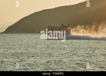 High Speed TurboJET Jetfoil (Tragflügelboot) En-Route-von Macau nach Hong Kong, vorbei an Cheung Chau Island in der Morgendämmerung. Stockfoto