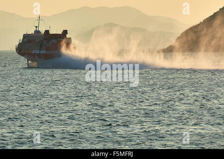 TurboJET Jetfoil unterwegs von Macao nach Hongkong. Stockfoto