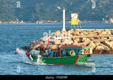 Kleine Holz- chinesischen Sampan verlässt den Hafen von Cheung Chau, Hong Kong. Stockfoto