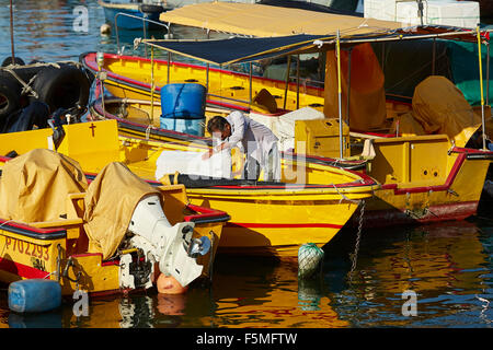 Chinesische Fischer bereitet ist Boot im Hafen von Cheung Chau, Hong Kong. Stockfoto