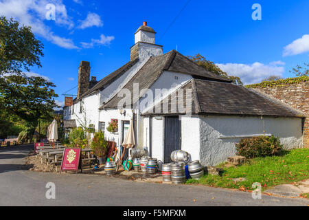 Royal Oak Pub, Meavy, Dartmoor, Devon. Eine traditionelle Stube mit Kaminfeuer. Stockfoto