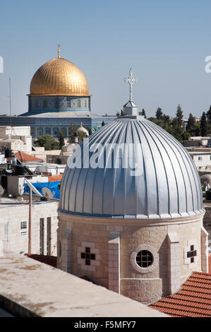 Unsere Liebe Frau von Krampf armenisch-katholischen Kirche und die Haube des Felsens in der Altstadt von Jerusalem. Stockfoto