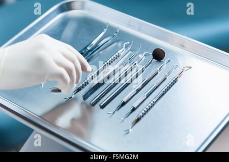 Set aus Metall medizinische Geräte Werkzeuge für die Zähne, Zahnpflege Stockfoto
