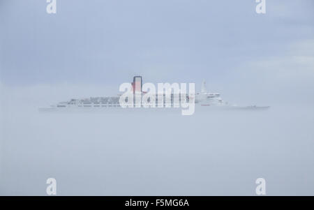 Der legendäre Königin Elzabeth 2 QE2 während eines ihrer letzten transatlantischen Überfahrten von Southampton, UK nach New York, USA. Stockfoto