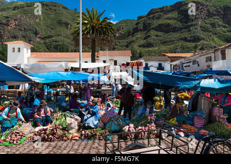 Pisac, Peru - Dezember 2013: Einheimische auf einem Markt in der Stadt von Pisac, im Sacredy-Tal. Stockfoto