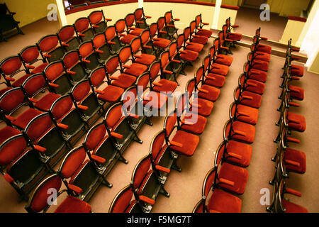 Farbbild des Vintage Sitze in einem Theater. Stockfoto