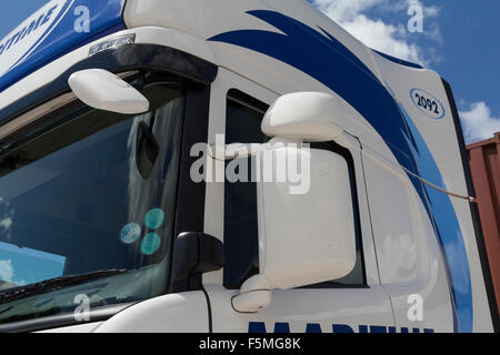 Artikuliert LKW-Kabine mit einer Auswahl an spiegeln, um die Sichtbarkeit zu unterstützen Stockfoto