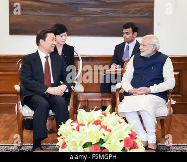 Neu-Delhi, Indien. 6. November 2015. Indian Prime Minister Narendra Modi (R) trifft sich mit Chinesen Vizepräsident Li Yuanchao in Neu-Delhi, Indien, 6. November 2015. © Bi Xiaoyang/Xinhua/Alamy Live-Nachrichten Stockfoto