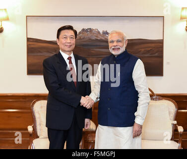 Neu-Delhi, Indien. 6. November 2015. Indian Prime Minister Narendra Modi (R) schüttelt Hände mit Chinesisch-Vizepräsident Li Yuanchao bei ihrem Treffen in Neu-Delhi, Indien, 6. November 2015. © Bi Xiaoyang/Xinhua/Alamy Live-Nachrichten Stockfoto