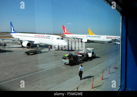 Blick auf Flugzeuge, die auf Asphalt am Flughafen Ercan Nikosia in der türkischen Republik von Nord Zypern KATHY DEWITT verarbeitet werden Stockfoto