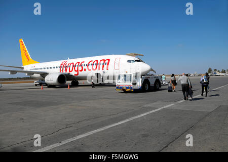 Passagiere zu Fuß auf den Asphalt Pegasus Einsteigen in ein Flugzeug am Flughafen Ercan in Nikosia Zypern KATHY DEWITT Stockfoto