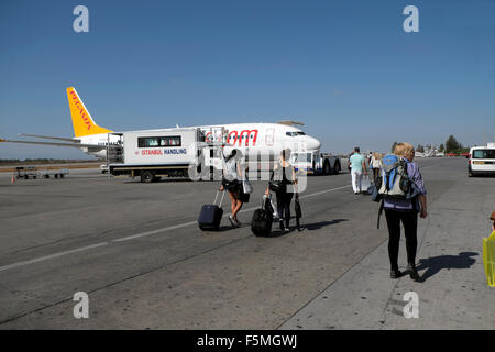 Passagiere zu Fuß auf den Asphalt ein Pegasus airline Flugzeug am Flughafen Ercan in Nikosia Zypern KATHY DEWITT zu Stockfoto