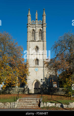 Alle Heiligen Pfarrkirche im Herbst. Churchill, Oxfordshire, England Stockfoto