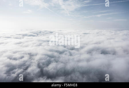 Bewölkter Himmel geschossen aus dem Flugzeug Stockfoto