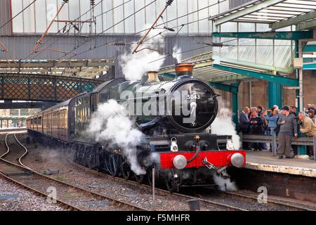 Dampfzug GWR Castle Klasse 4-6-0 5043 Earl von Mount Edgcumbe. Carlisle Railway Station, Carlisle, Cumbria, UK. Stockfoto