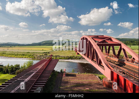 Eisenbahnbrücke über den Fluss Nith am Portrack, in der Nähe von Dumfries in SW Schottland. Entworfen von dem Architekten Charles Jencks Stockfoto