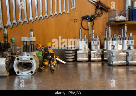 hydraulischer Motorteile auf dem Arbeitstisch Stockfoto