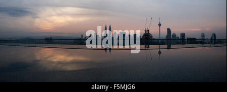 Skyline von Kuala Lumpur bei Sonnenaufgang mit einem Luxus-Pool im Vordergrund Stockfoto