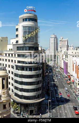 Madrid Stadtbild mit Kapitol-Gebäude neben der Straße Gran Via Stockfoto