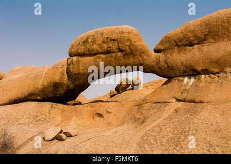 Eine natürliche Brücke an der Spitzkoppe in Namibia. Die Felsen, wo während Tausenden von Jahren gebildet. Stockfoto