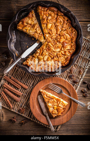 Entfernen Stück Apfelkuchen, Ansicht von oben Stockfoto