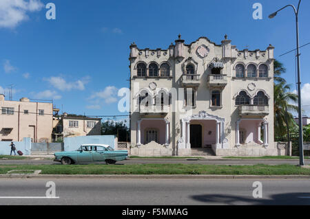 Klassischen Chevrolet fährt vorbei Kolonialstil Gebäude in Havanna, Kuba Stockfoto