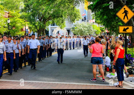 Sarasota High School ROTC jüngstere Söhne nehmen Sie Teil an der Sarasota FL Memorial Day parade Stockfoto