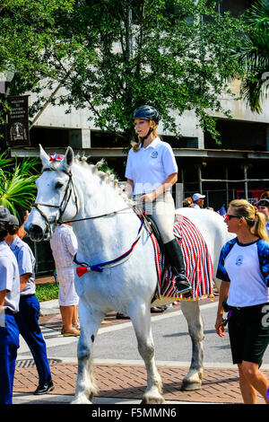 Die Sarasota-Militärakademie zu Pferd an der Memorial Day parade Stockfoto