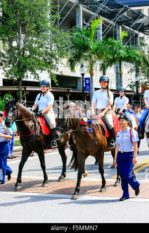 Die Sarasota-Militärakademie zu Pferd an der Memorial Day parade Stockfoto