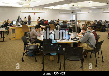 Universität Physik-Unterricht mit Schülern an Problemen zu arbeiten Stockfoto