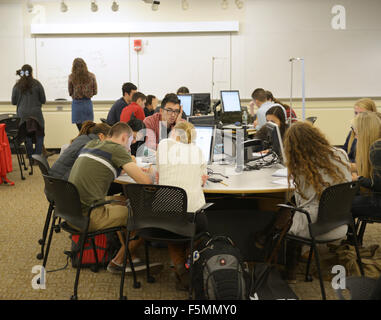 Universität Physik-Unterricht mit Schülern an Problemen zu arbeiten Stockfoto
