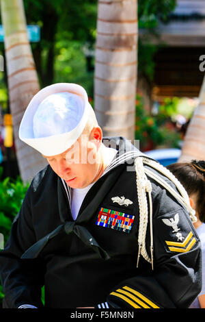 US Navy Petty Officer zweiter Klasse in seiner Uniform Kleid auf der Memorial Day Parade in Sarasota FL Stockfoto