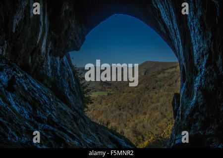 Blick von innen "Thors-Höhle" im Stafffordshire Peak District nahe dem Dorf von Wetton, England. Stockfoto