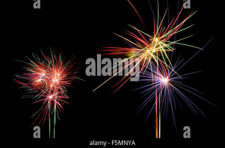 Buntes Feuerwerk vor schwarzen Himmelshintergrund Stockfoto
