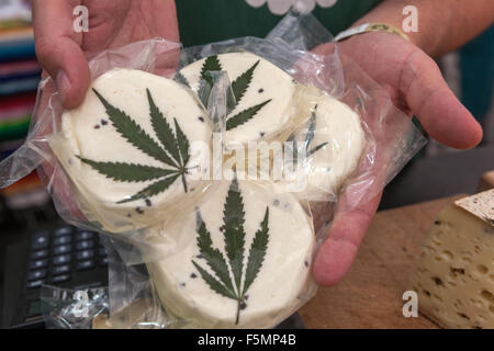 Schafskäse vakuumverpackt, dekoriert mit einem Cannabisblatt Prag Tschechische Republik Familie Bauernhof Produkt Ein Mann bietet ein Produkt an Stockfoto