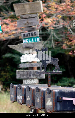 Mail-Boxen Zeichen Herbst Laub Androscoggin River Coos County New Hampshire New England USA Stockfoto