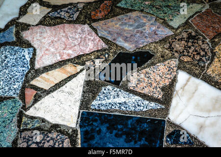 Bunte, phantasievolle Nahaufnahme Detail ein Mosaik Fliesen Zusammensetzung des Outdoor-Bodenbelag Stockfoto