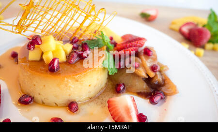 Butternut-Kürbis-Flan mit Obst Stockfoto