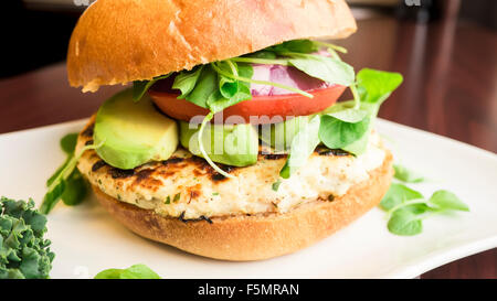 Handgemachte Truthahn Burger mit exotischer Fruchtsalat Stockfoto