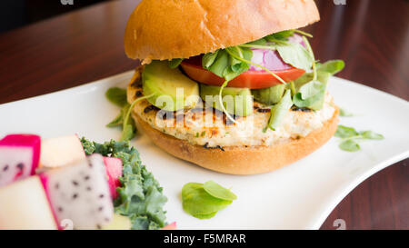 Handgemachte Truthahn Burger mit exotischer Fruchtsalat Stockfoto