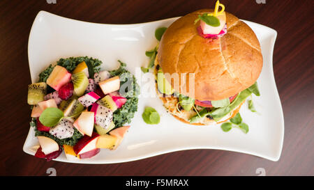 Handgemachte Truthahn Burger mit exotischer Fruchtsalat Stockfoto