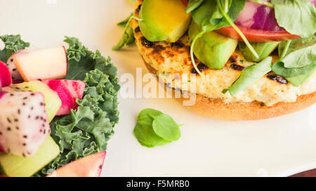 Handgemachte Truthahn Burger mit Obstsalat Stockfoto