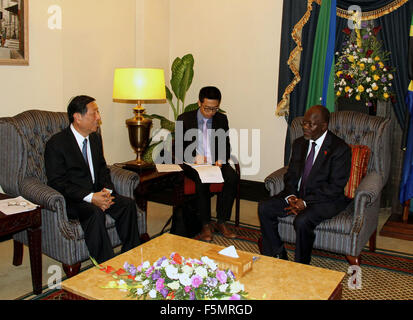 (151106)--DAR-ES-SALAAM, 6. November 2015 (Xinhua)--Tansanias Präsident elect John Magufuli (R) trifft sich mit chinesischen Staatspräsidenten Xi Jinping Sondergesandten Zhang Ping in Dar-es-Salaam, Tansania, 6. November 2015. Zhang, stellvertretender Vorsitzender des ständigen Ausschusses des nationalen Volkskongresses, war eingeladen, die Einweihung des Tansanias hier den Präsidenten elect John Magufuli. (Xinhua/Li Sibo) Stockfoto