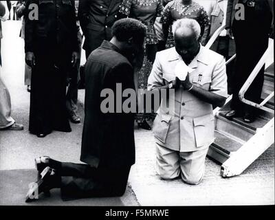 1972 - historischer Moment in der afrikanischen Geschichte. Nach einer Abwesenheit von mehr als zehn Jahren aus Uganda Boden kniet Sambia Präsident Kenneth Kaunda, mit wieder eingesetzte Präsident Milton Obote, vereint in der betenden Danksagung an Entebe Flughafen, Uganda. Präsident Kaunda wurde an vier Nation Staats-Gipfel mit den Präsidenten von Kenia und Tansania beteiligt. © Keystone Bilder USA/ZUMAPRESS.com/Alamy Live-Nachrichten Stockfoto