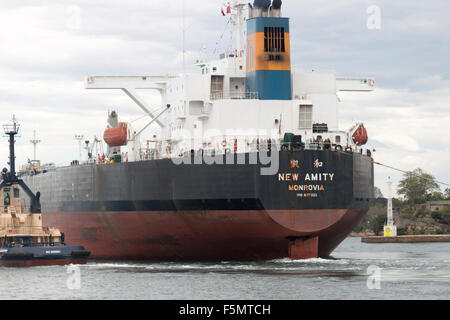 Rohöltanker, New Amity, führte vorbei an der hafenbrücke von sydney mit Schleppbooten, Sydney, NSW, Australien Stockfoto