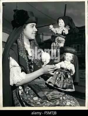 1957 - Portugal bereitet sich auf königlichen Besuch. Auf nationaler Ebene gekleidete Puppen für Prinzessin Anne.: Vorbereitungen gehen weiter durch Portugal für den bevorstehenden Besuch von HM The Queen und der Duke of Edinburgh. Foto zeigt zwei Puppen - ein Junge und ein Mädchen, gekleidet im Kostüm von Nazare - die zur Vorlage bei Prinzessin Anne - von 15 jährigen Cidalia Borges D' Academia - gehalten werden, die selbst - dazu beigetragen, die Kleider machen. Sie werden die Königin angezeigt, sobald sie Nazare, Portugal besucht. © Keystone Bilder USA/ZUMAPRESS.com/Alamy Live-Nachrichten Stockfoto